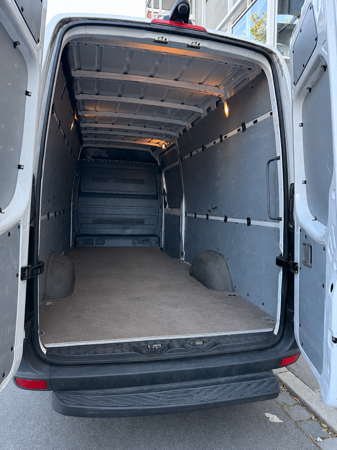 Mercedes Sprinter Lang – Laderaum von hinten